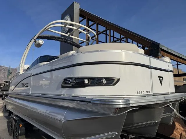 Slide: The Image of Tahoe Cascade Quad Lounge Shift Windshield 23 FT 2026 - 2