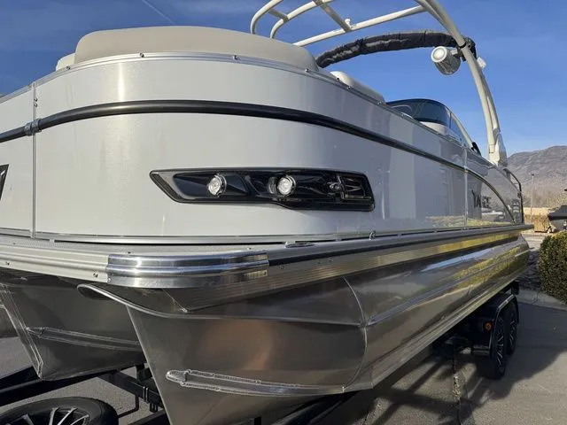 Slide: The Image of Tahoe Cascade Quad Lounge Shift Windshield 23 FT 2026 - 3