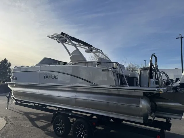 Slide: The Image of Tahoe Cascade Quad Lounge Shift Windshield 23 FT 2026 - 4