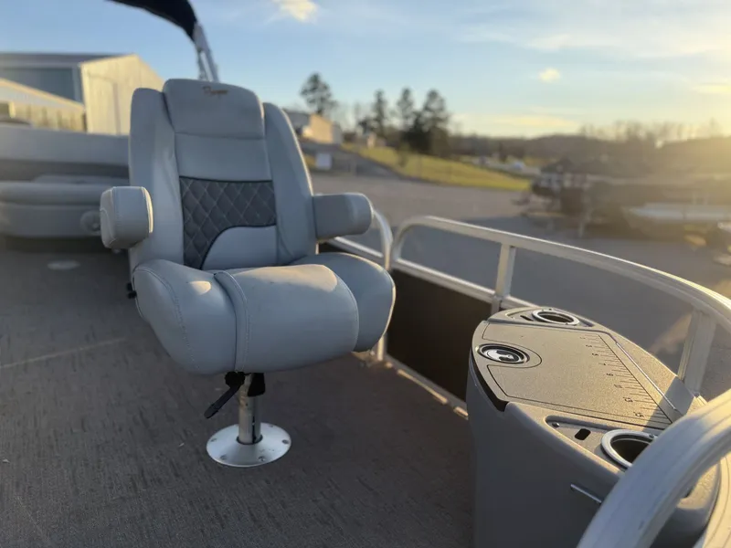 Slide: The Image of Ranger Reata 220F 2020 - 10