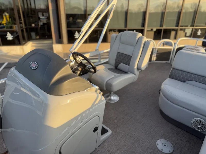 Slide: The Image of Ranger Reata 220F 2020 - 14