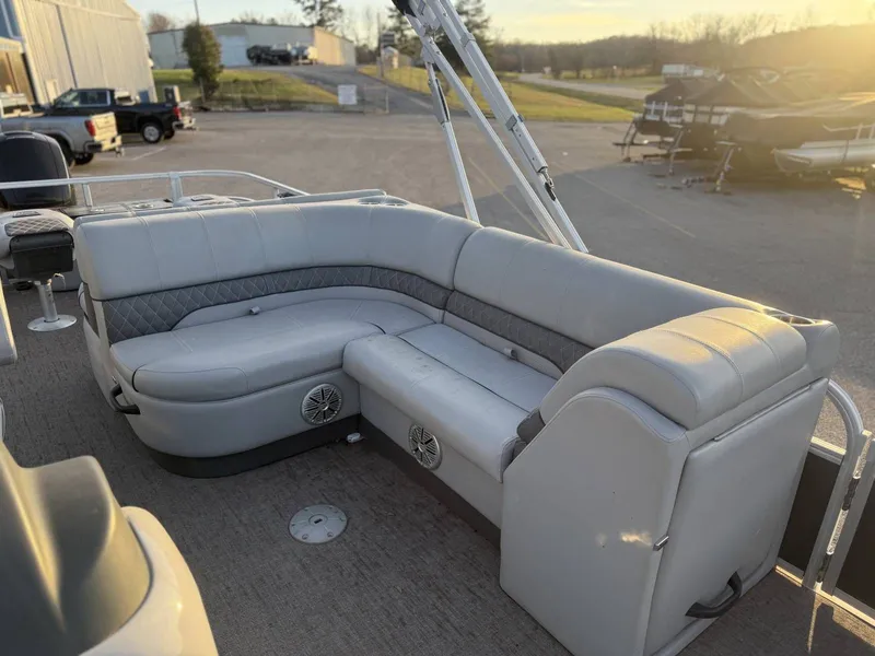 Slide: The Image of Ranger Reata 220F 2020 - 15