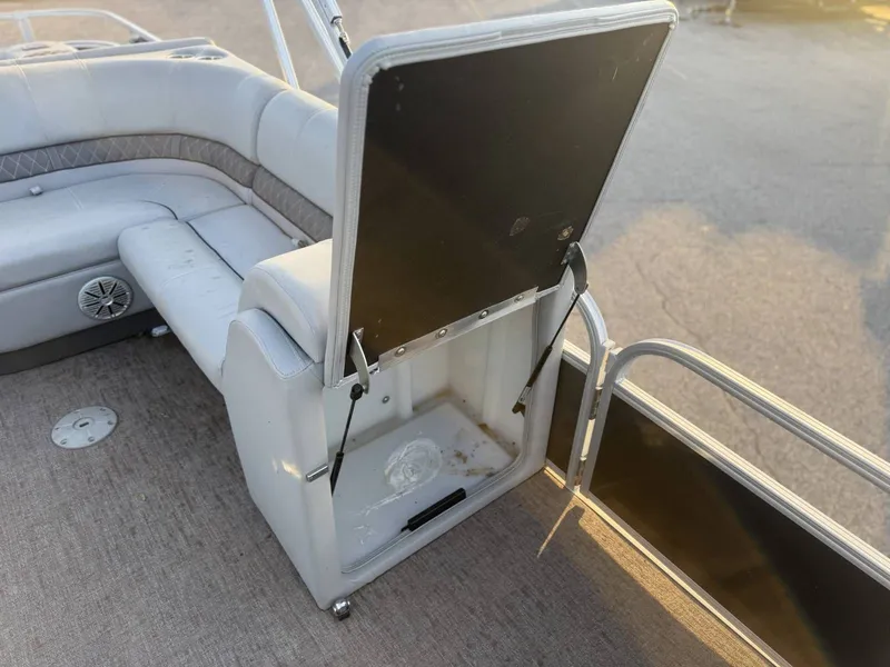 Slide: The Image of Ranger Reata 220F 2020 - 16