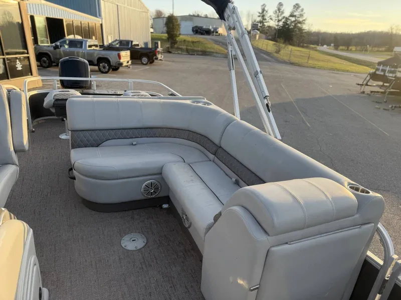 Slide: The Image of Ranger Reata 220F 2020 - 17