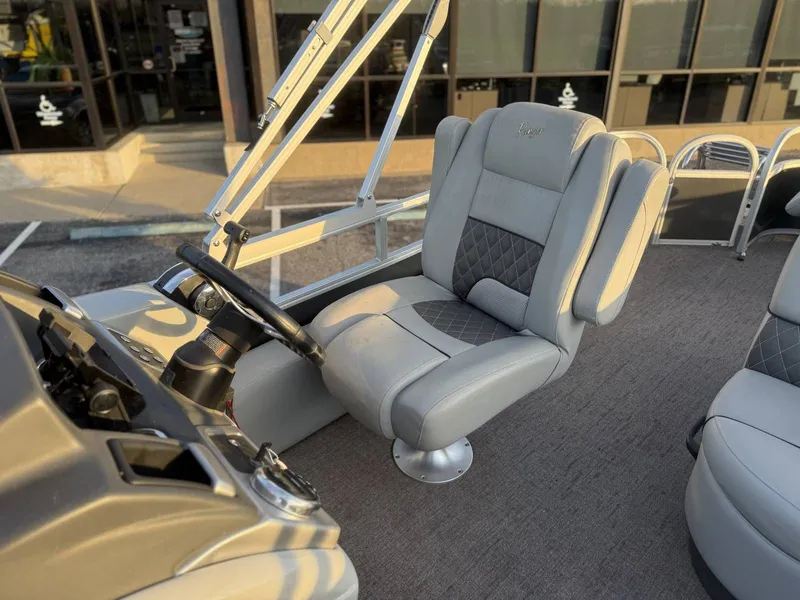 Slide: The Image of Ranger Reata 220F 2020 - 18