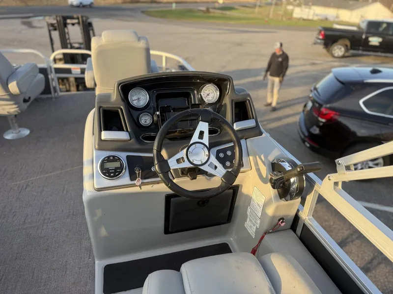 Slide: The Image of Ranger Reata 220F 2020 - 19