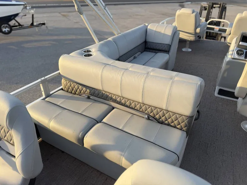 Slide: The Image of Ranger Reata 220F 2020 - 26