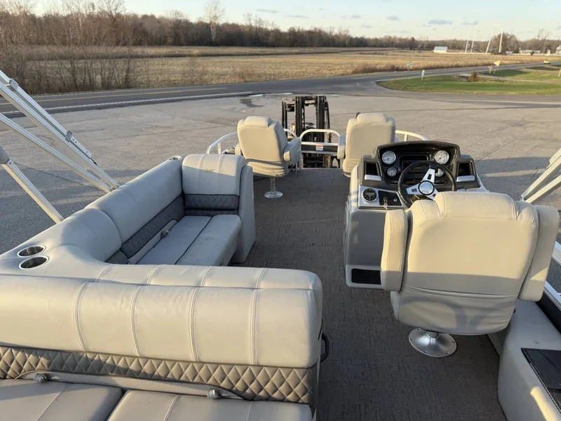 Slide: The Image of Ranger Reata 220F 2020 - 27