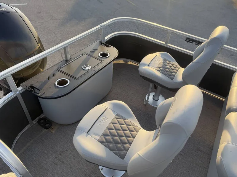 Slide: The Image of Ranger Reata 220F 2020 - 28