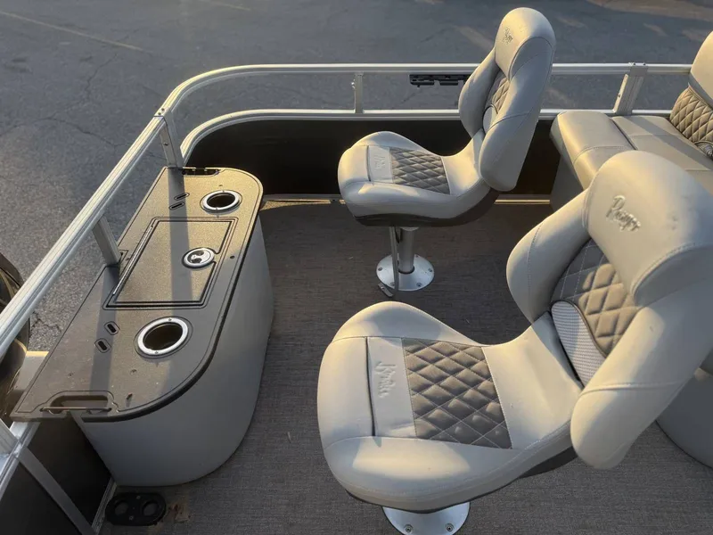 Slide: The Image of Ranger Reata 220F 2020 - 29