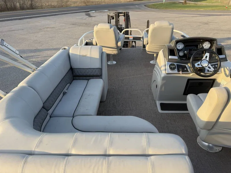 Slide: The Image of Ranger Reata 220F 2020 - 35