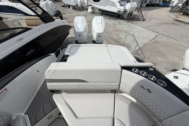 Slide: The Image of Sea Ray SLX 280 Outboard 2026 - 11