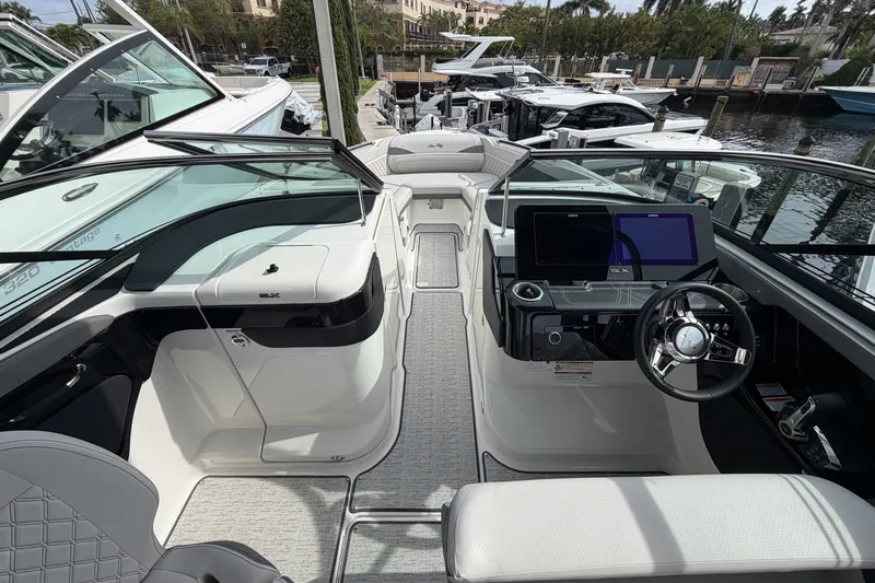 Slide: The Image of Sea Ray SLX 280 Outboard 2026 - 22