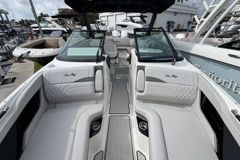 Slide: The Image of Sea Ray SLX 280 Outboard 2026 - 27