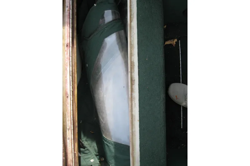 Slide: The Image of Interior view of a 1999 Starcraft Pro-Elite 2000 boat with green upholstery. - 17