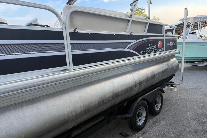 Slide: The Image of 2015 Sun Tracker Fishin' Barge 20 DLX pontoon boat on trailer. - 19