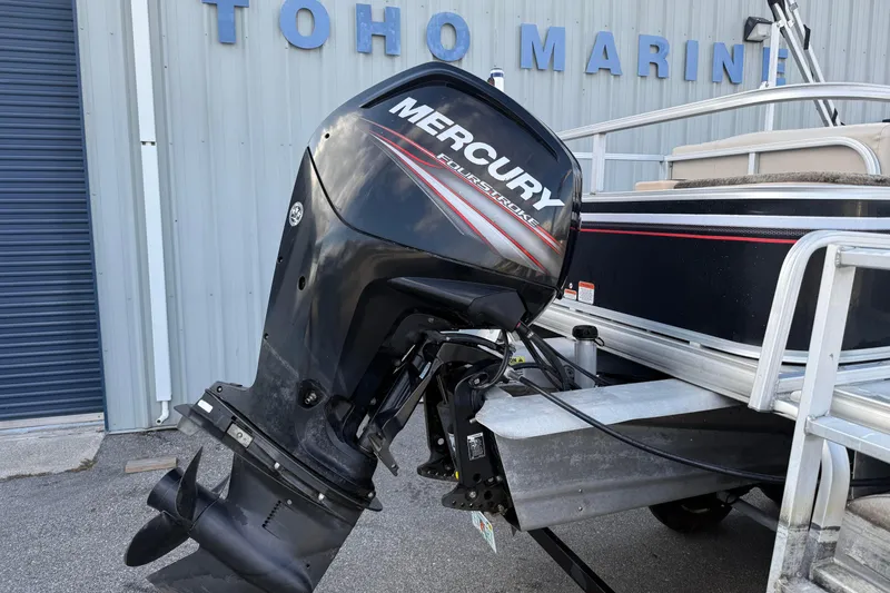 Slide: The Image of 2015 Sun Tracker Fishin' Barge 20 DLX with Mercury outboard motor at Toho Marine. - 6
