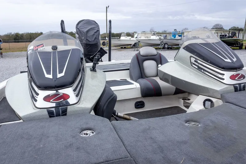 Slide: The Image of 2014 Ranger Z520 Comanche fishing boat with dual consoles and seating. - 39