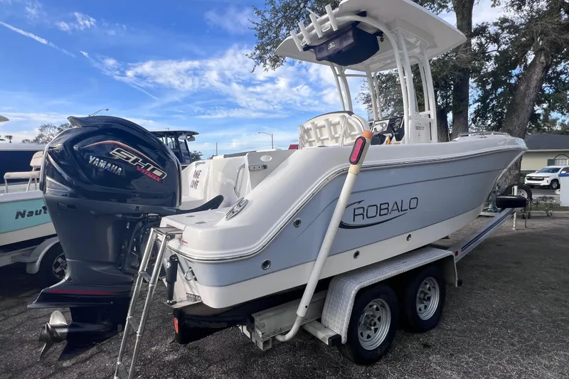 The Image of Robalo R222 Explorer 2023 - 0