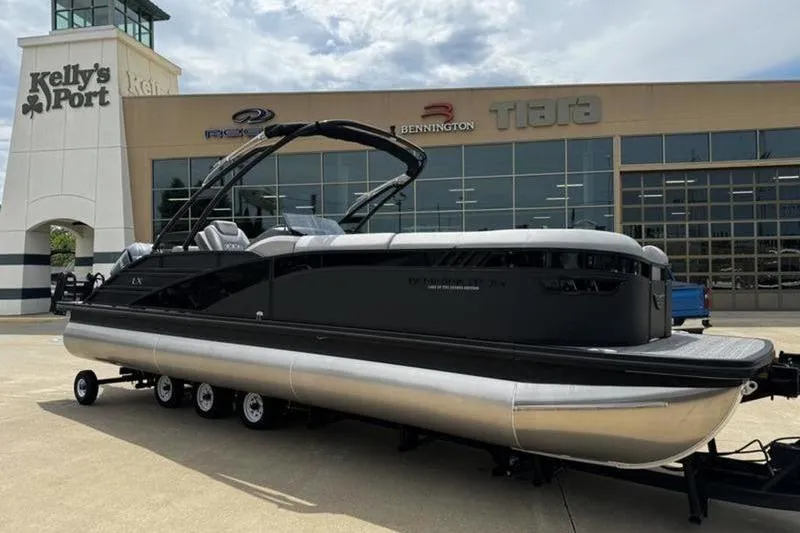 The Image of 2025 Bennington 26 LXSSBA pontoon boat displayed at dealership. - 1