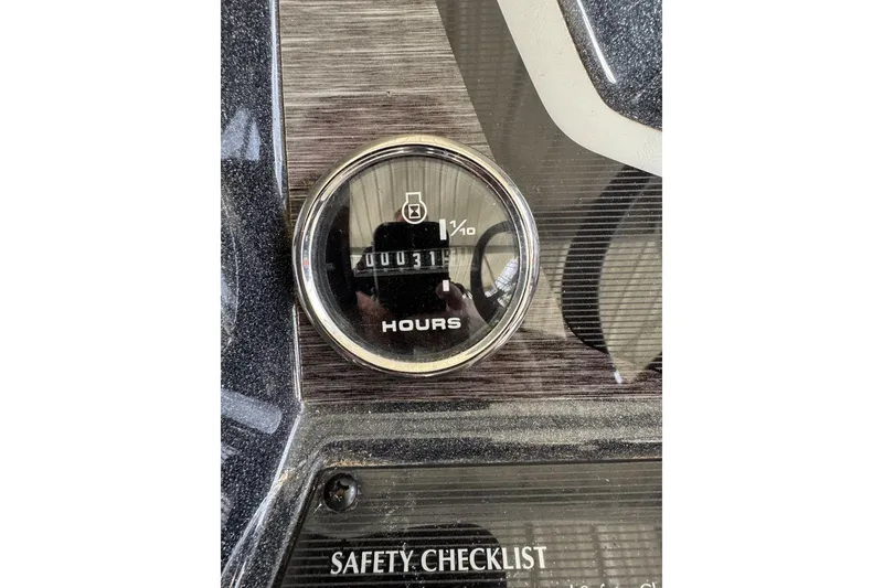 Slide: The Image of Hour meter reading 31.4 hours on 2022 Crest Classic Platinum 220 SLRC. - 12