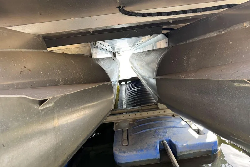 Slide: The Image of Underneath view of 2022 Crest Classic Platinum 220 SLRC pontoon boat. - 33