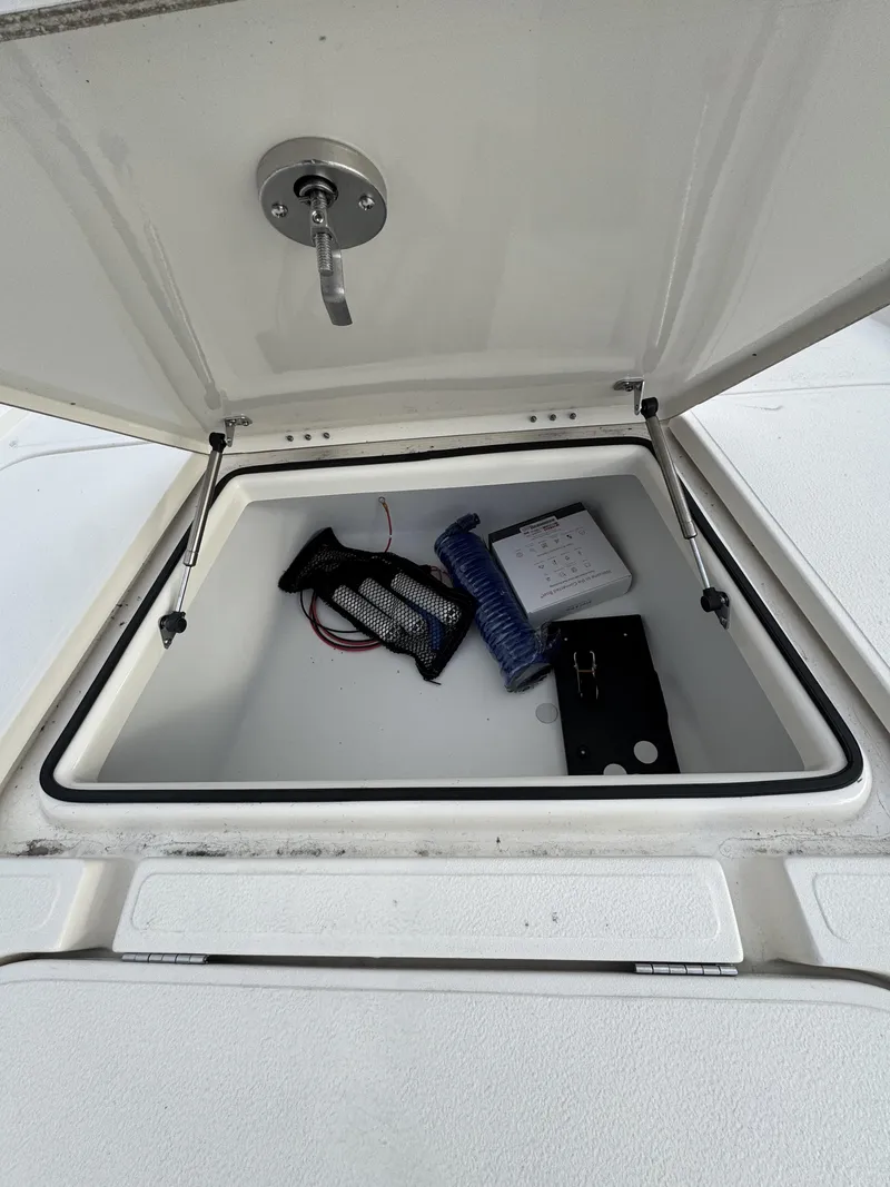 Slide: The Image of Skeeter SX Series SX241 2026 - 11