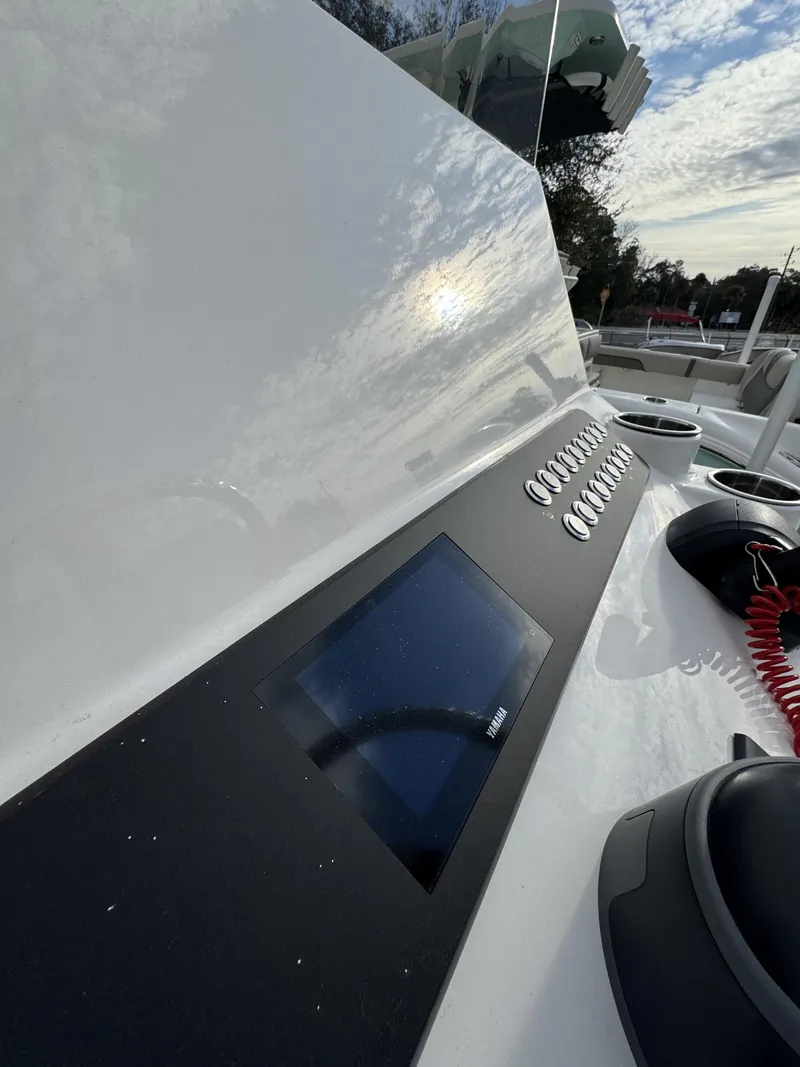 Slide: The Image of Skeeter SX Series SX241 2026 - 18