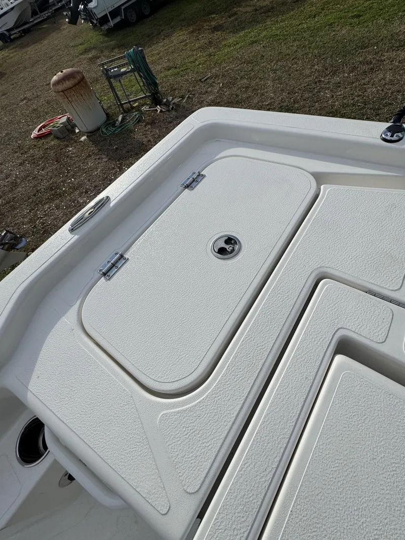 Slide: The Image of Skeeter SX Series SX241 2026 - 24