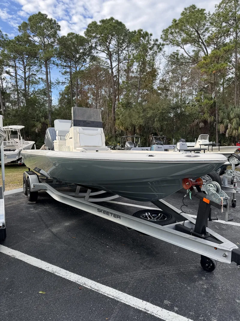 Slide: The Image of Skeeter SX Series SX241 2026 - 3