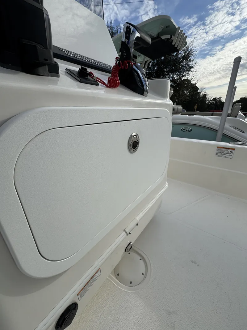 Slide: The Image of Skeeter SX Series SX241 2026 - 37