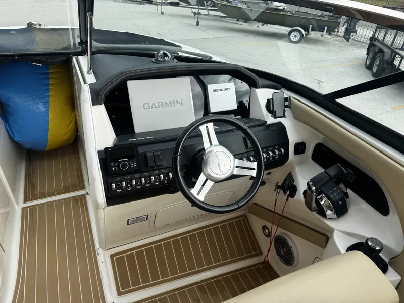 Slide: The Image of Sea Ray 300 SLX 2014 - 10