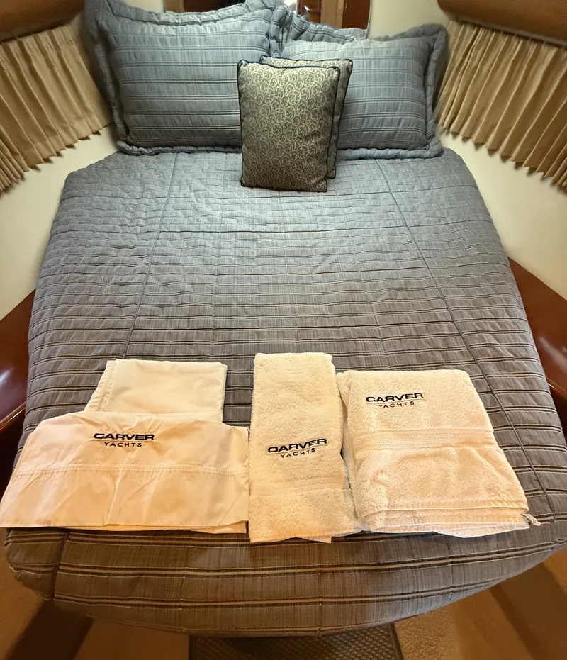 Slide: The Image of Carver 36 Mariner 2005 - 22