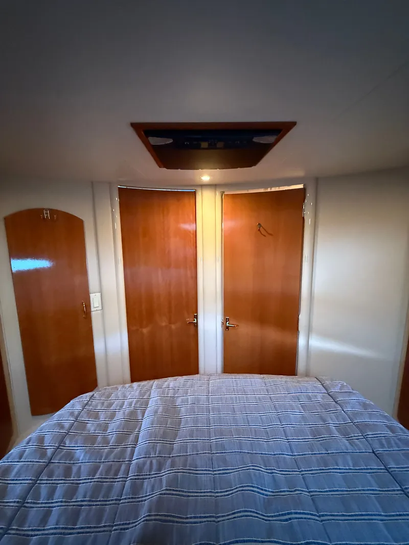 Slide: The Image of Carver 36 Mariner 2005 - 23