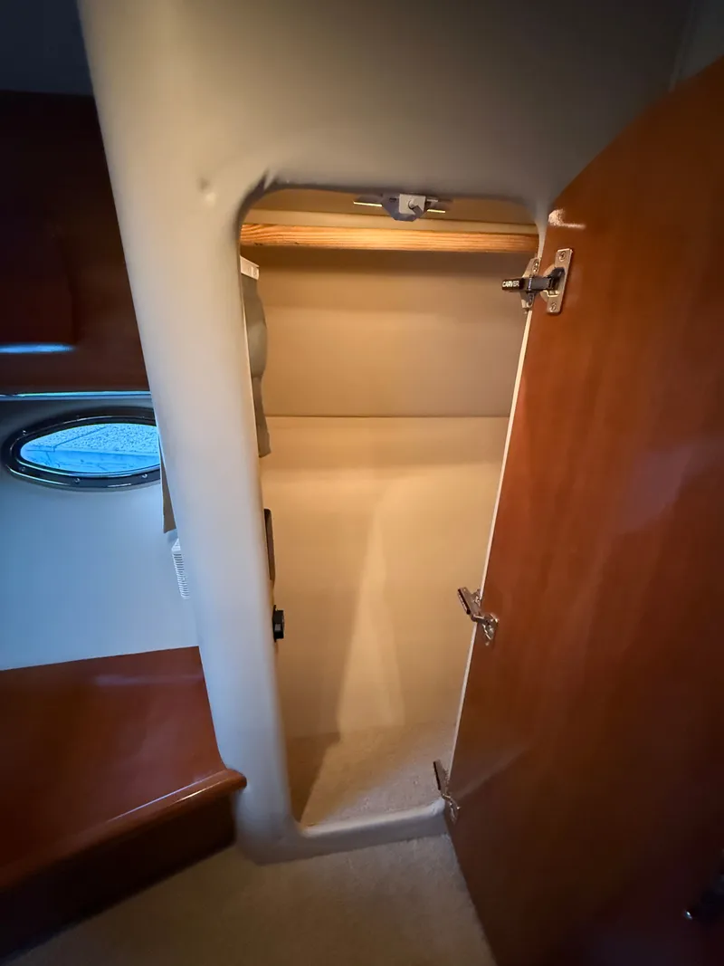 Slide: The Image of Carver 36 Mariner 2005 - 26