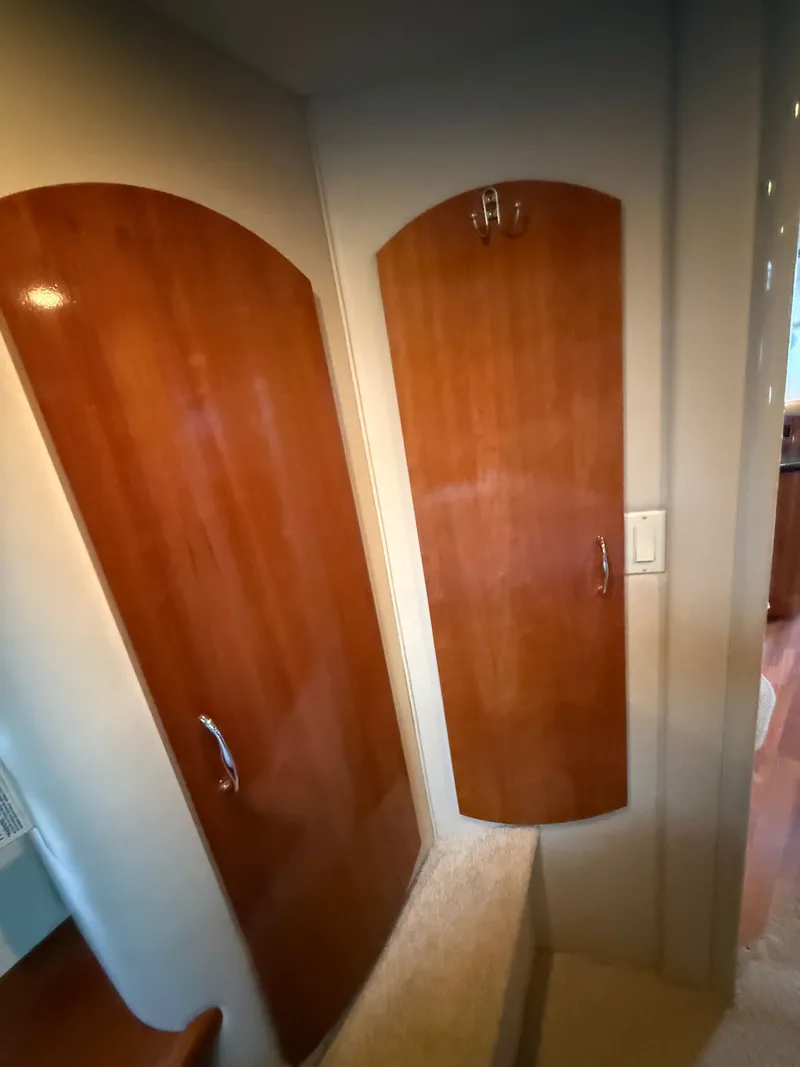 Slide: The Image of Carver 36 Mariner 2005 - 27