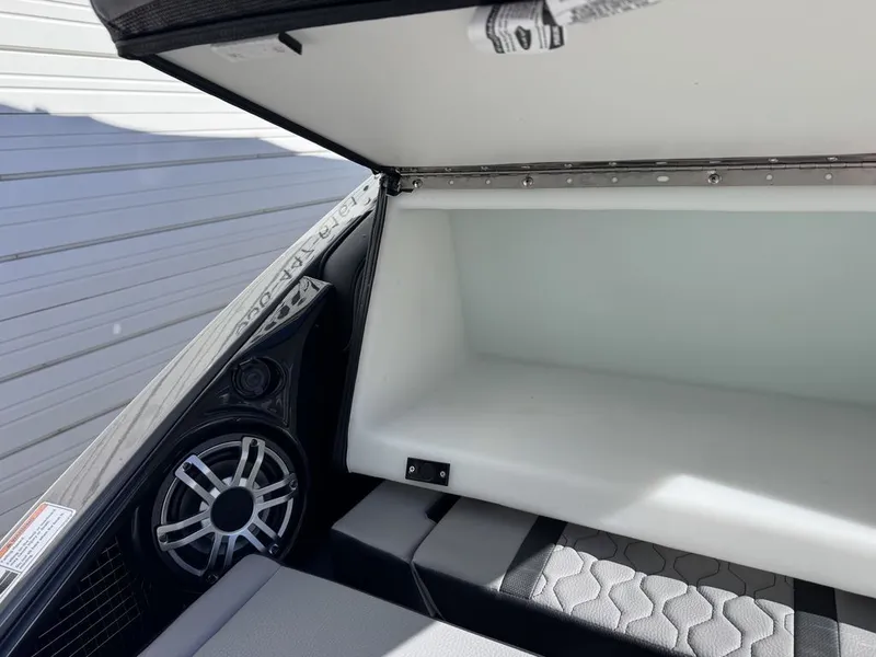 Slide: The Image of Yamaha 255XE 2025 - 22