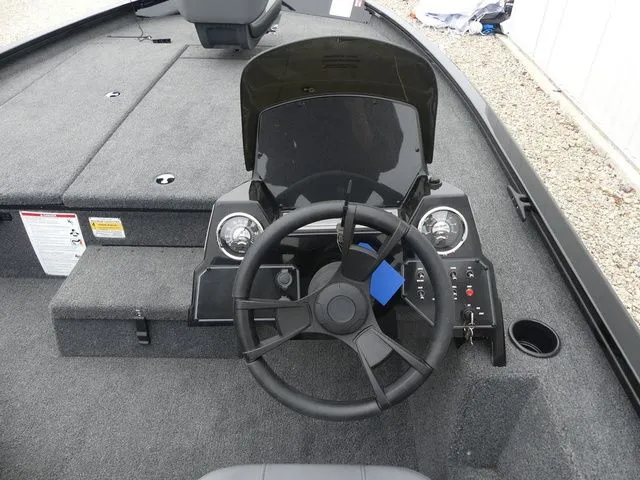 Slide: The Image of Lowe Stinger 195 Bass 2026 - 12