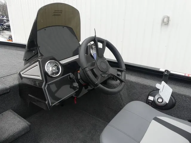 Slide: The Image of Lowe Stinger 195 Bass 2026 - 15