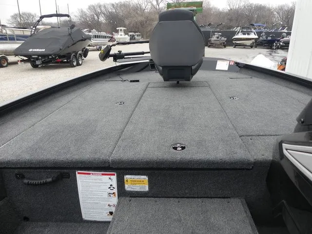 Slide: The Image of Lowe Stinger 195 Bass 2026 - 16