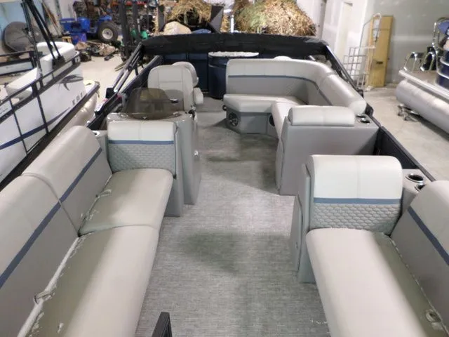 Slide: The Image of Apex 822 XRE Cruise LT 2022 - 3