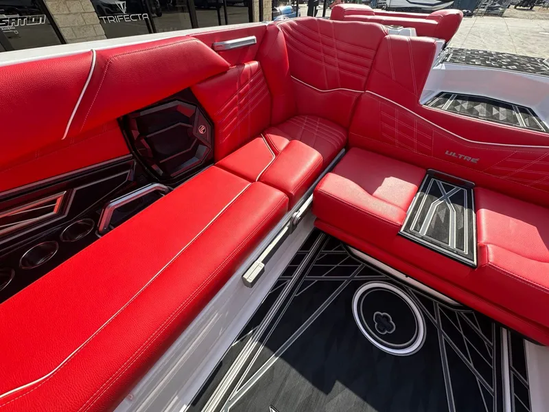 Slide: The Image of Tigé Ultré 25ZX 2025 - 11