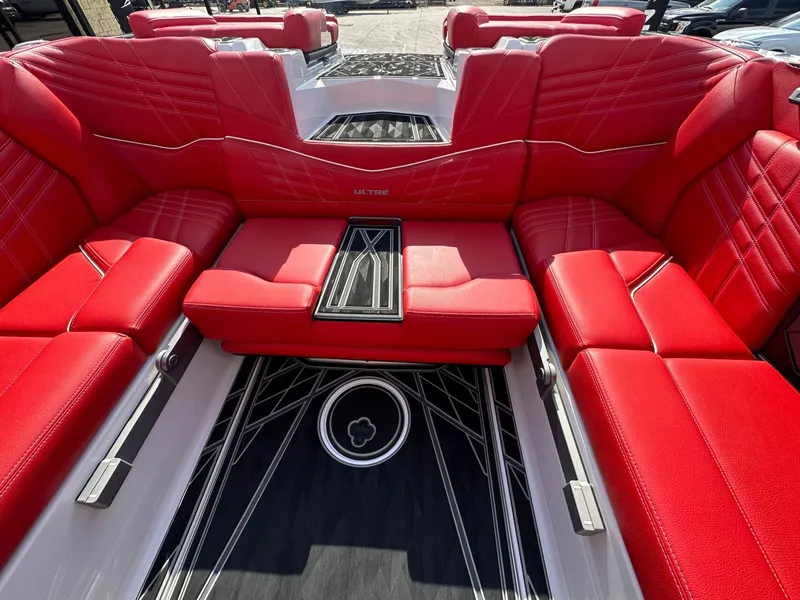 Slide: The Image of Tigé Ultré 25ZX 2025 - 12