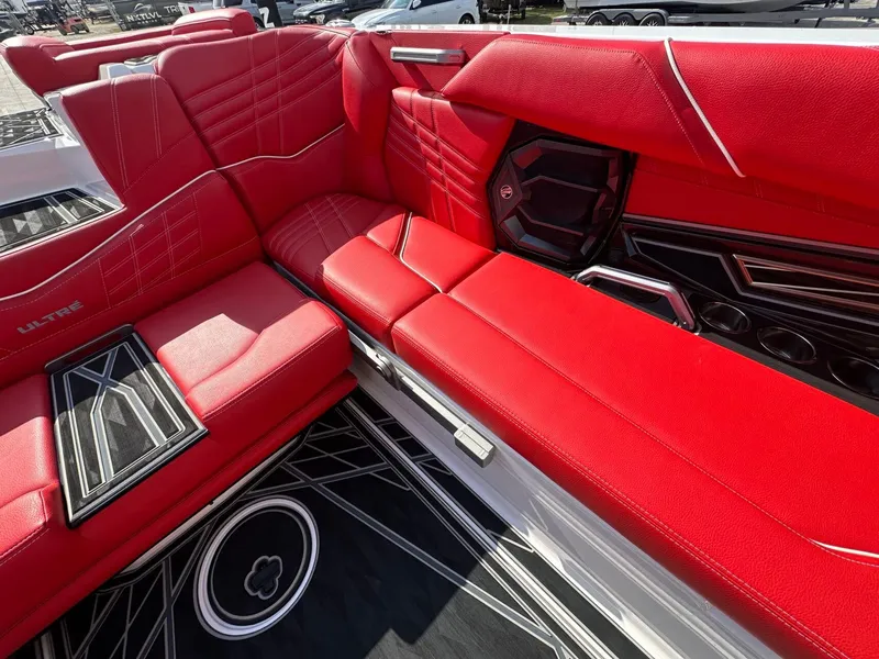 Slide: The Image of Tigé Ultré 25ZX 2025 - 13