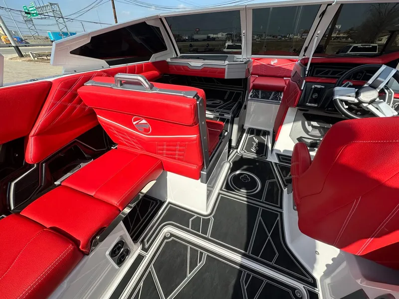 Slide: The Image of Tigé Ultré 25ZX 2025 - 15