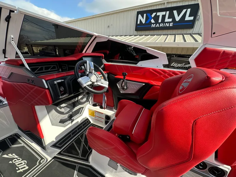 Slide: The Image of Tigé Ultré 25ZX 2025 - 17