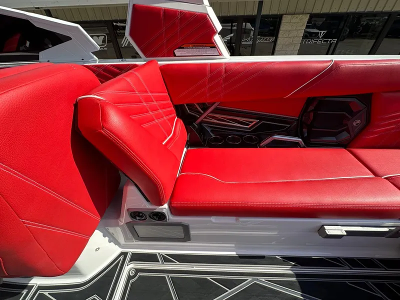 Slide: The Image of Tigé Ultré 25ZX 2025 - 18