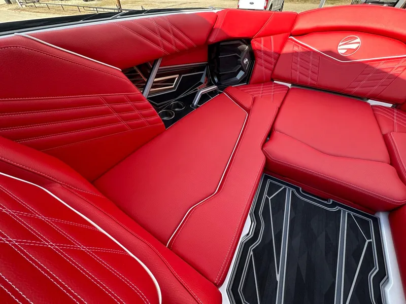 Slide: The Image of Tigé Ultré 25ZX 2025 - 19