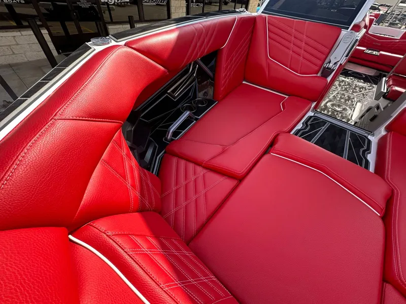 Slide: The Image of Tigé Ultré 25ZX 2025 - 22