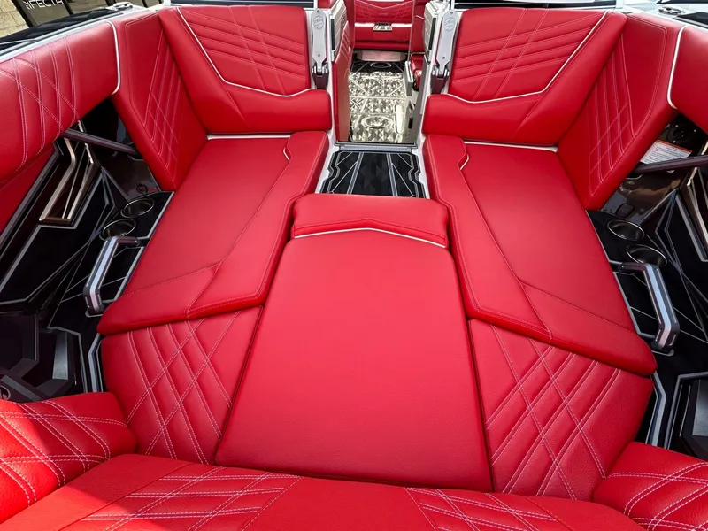 Slide: The Image of Tigé Ultré 25ZX 2025 - 23